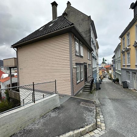 Sjarmerende Bolig Like Ved Togstasjonen Apartamento Bergen Exterior foto